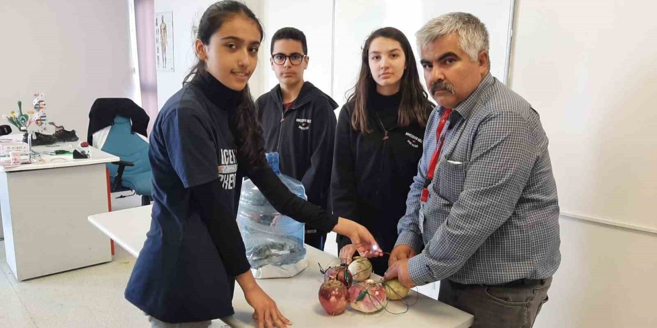 Ortaokul öğrencileri, turptan elektrik üretti