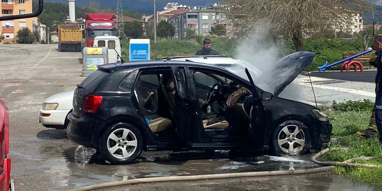 Park halindeki otomobilde yangın çıktı