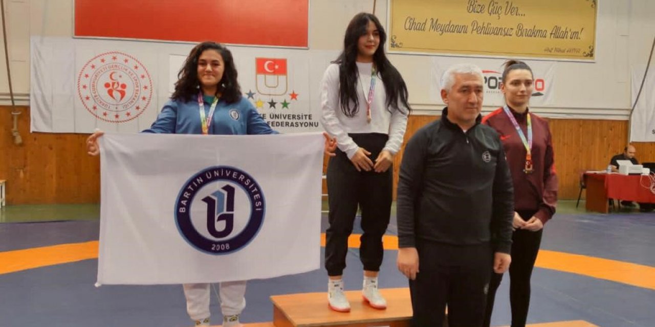 BARÜ’nün kadın güreşçilerinden 2 madalya