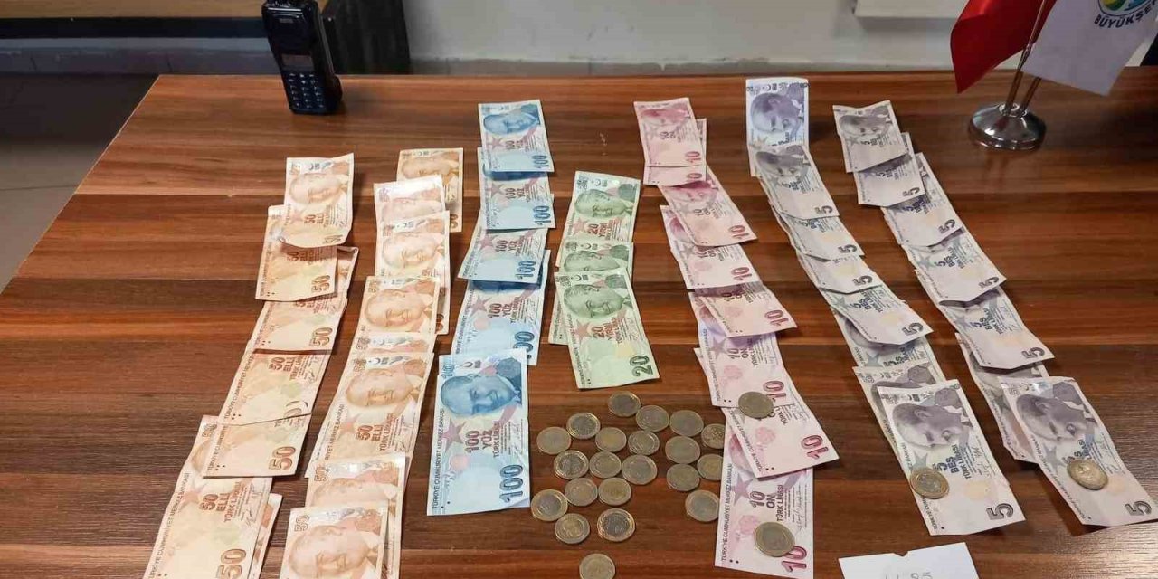 Adana’da 3 saat dilenen şahsın üzerinden bin 385 lira çıktı