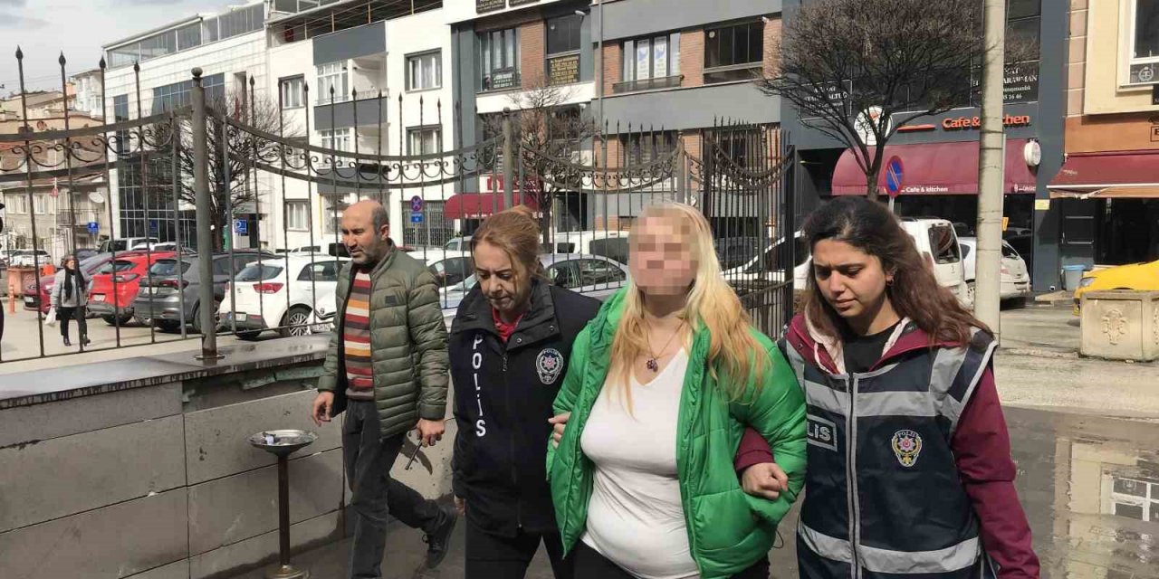 Başörtülü kadınlara hakaret eden kadın adliyeye sevk edildi