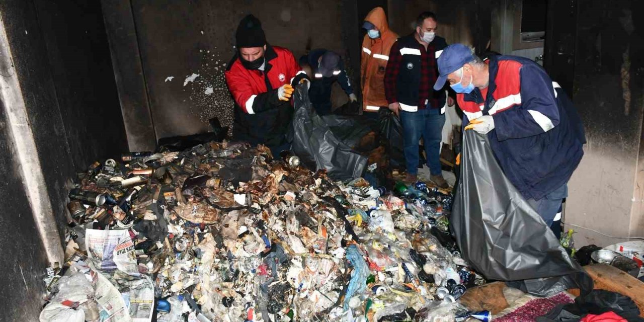 Yangın sonrası ortaya çıkan çöp ev temizlendi