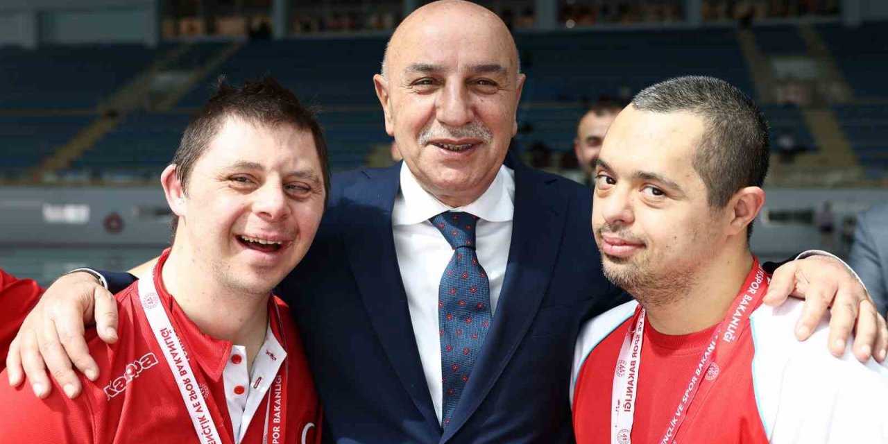 Özel sporcular madalyalarını Altınok’tan aldı