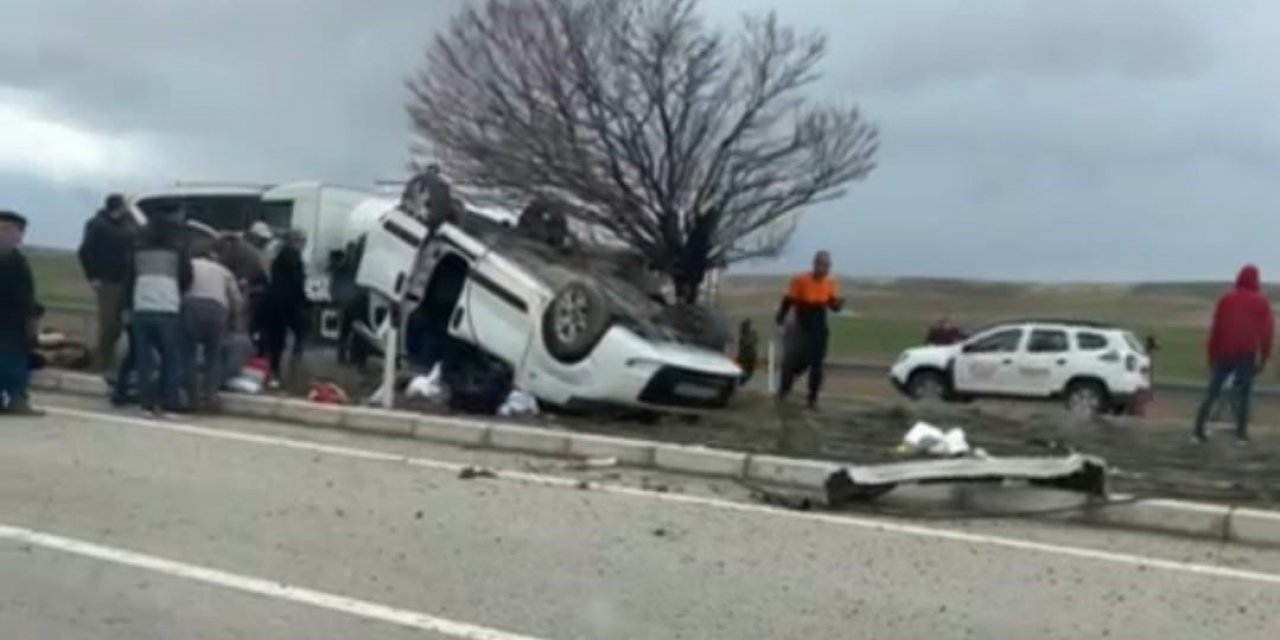 Elektrik direğine çarpan otomobildeki 5 kişi yaralandı