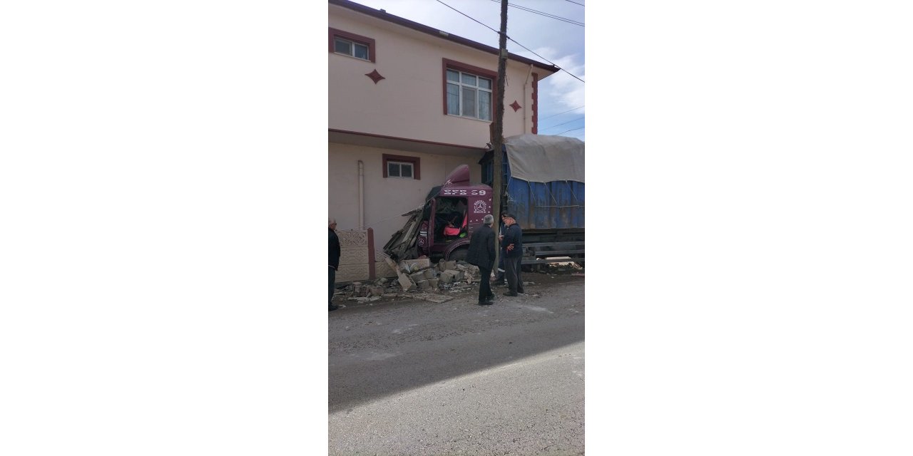 Kamyon evin duvarına çarptı, ortalık savaş alanına döndü
