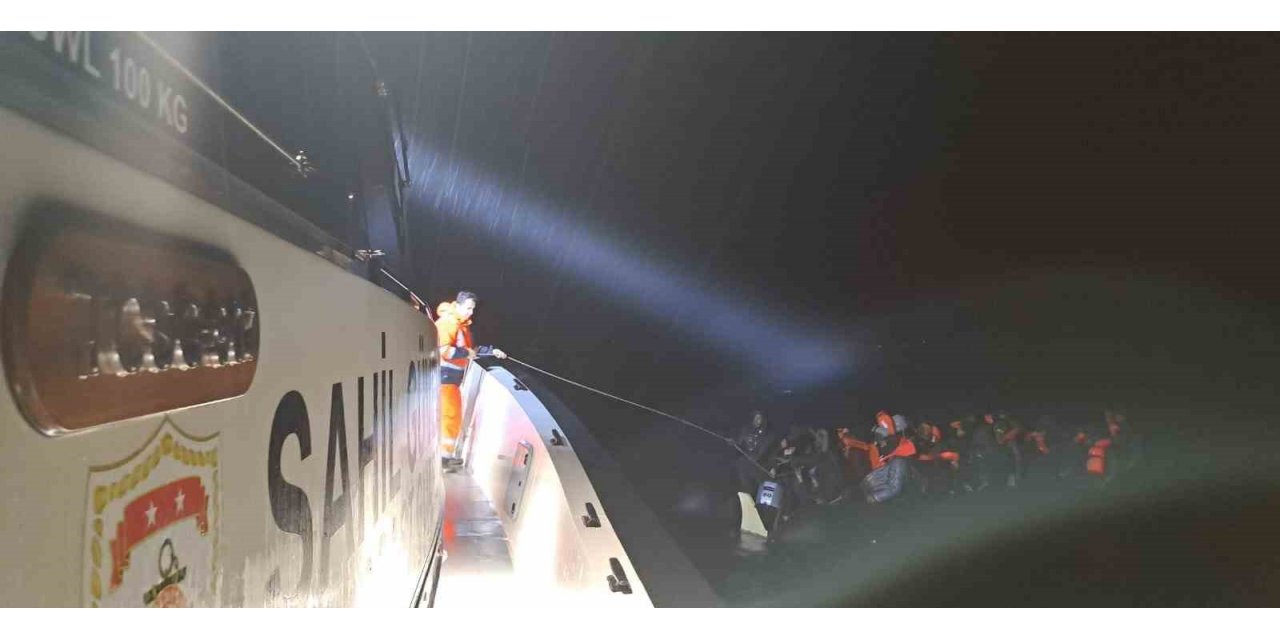 Yunanistan’ın ittiği 72 düzensiz göçmen kurtarıldı