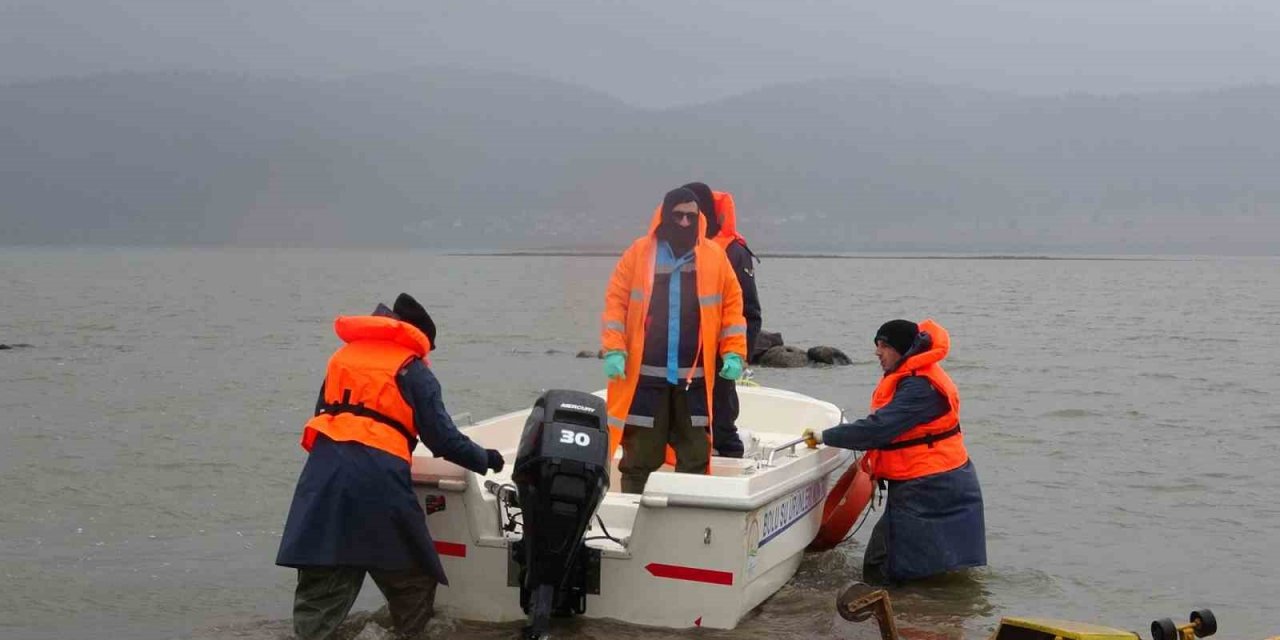 Kaçak avcılar tarafından göle serilen ağlar toplandı