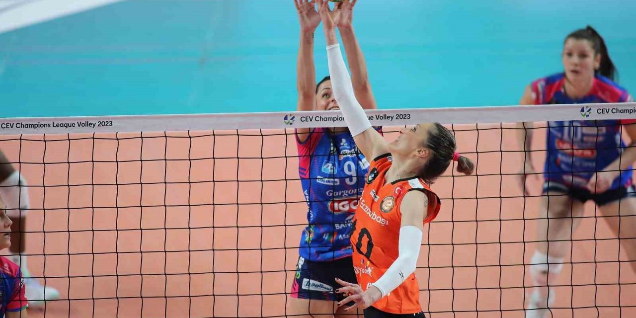 CEV Şampiyonlar Ligi: Igor Gorgonzola Novara: 3 - Eczacıbaşı Dynavit: 2