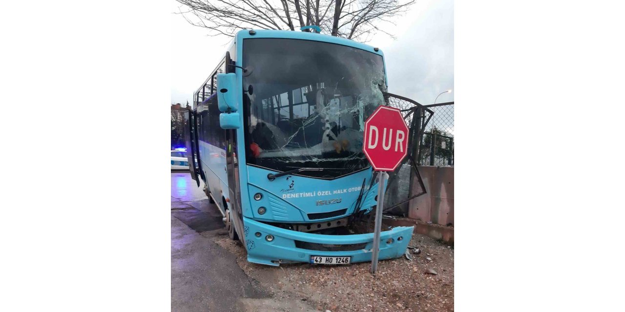 Kütahya’da halk otobüsü ile otomobil çarpıştı: 1 yaralı