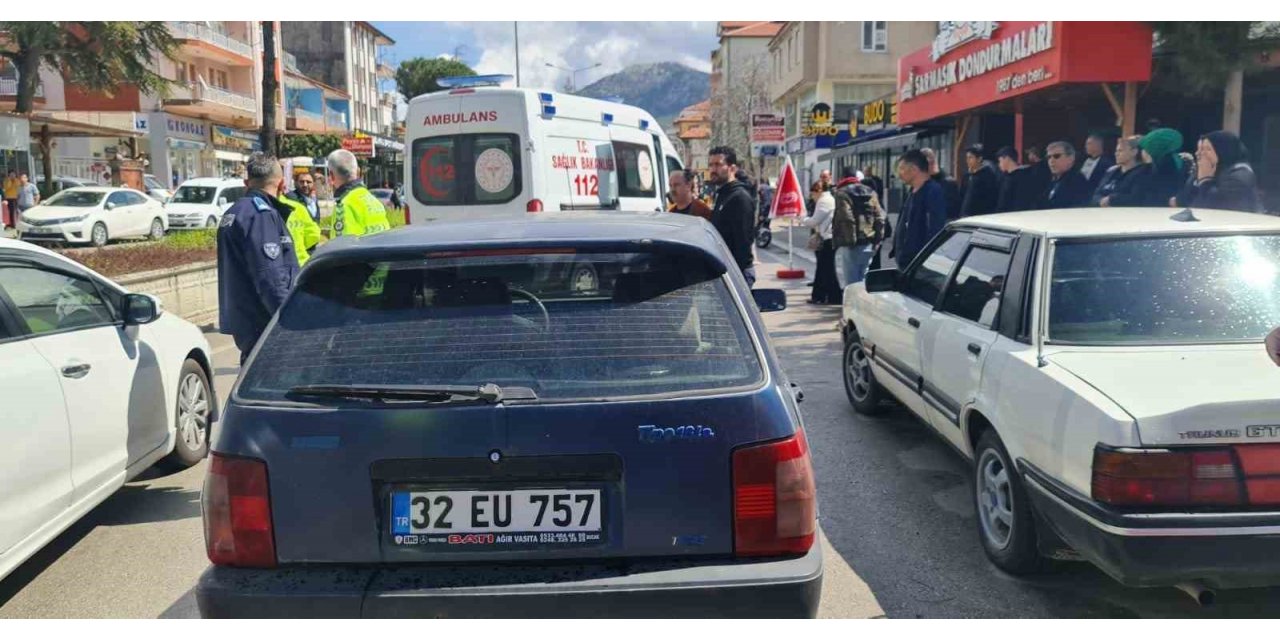 Burdur’da yolun karşısına geçmeye çalışan çocuğa otomobil çarptı, o anlar kamerada