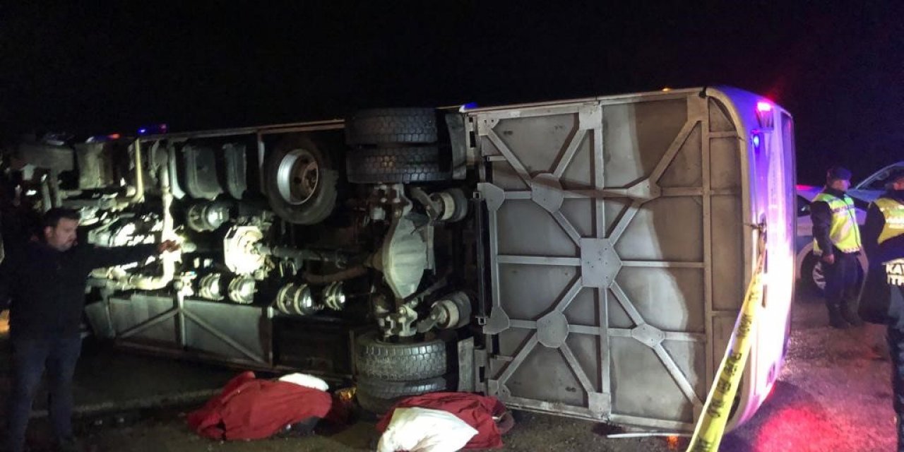 Deprem bölgesinden dönen belediye personellerini taşıyan otobüs devrildi: Ölü ve yaralılar var