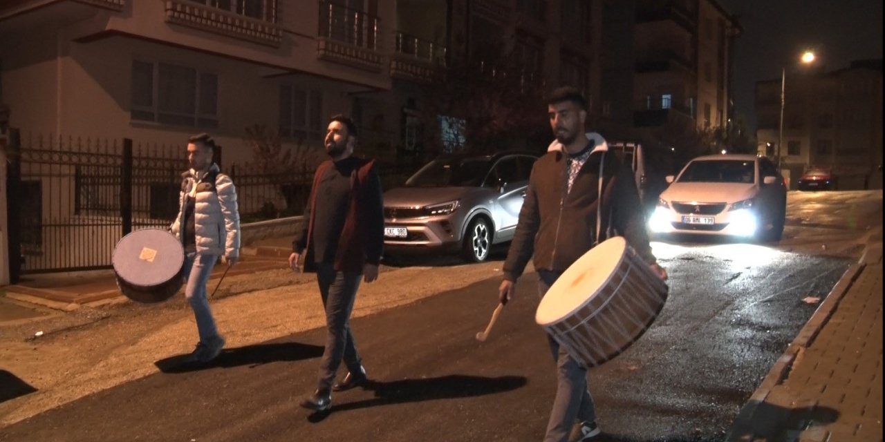 Depremzede ağabeyi Ramazan davulu çalıyor, kardeşi ilahilerle eşlik ediyor