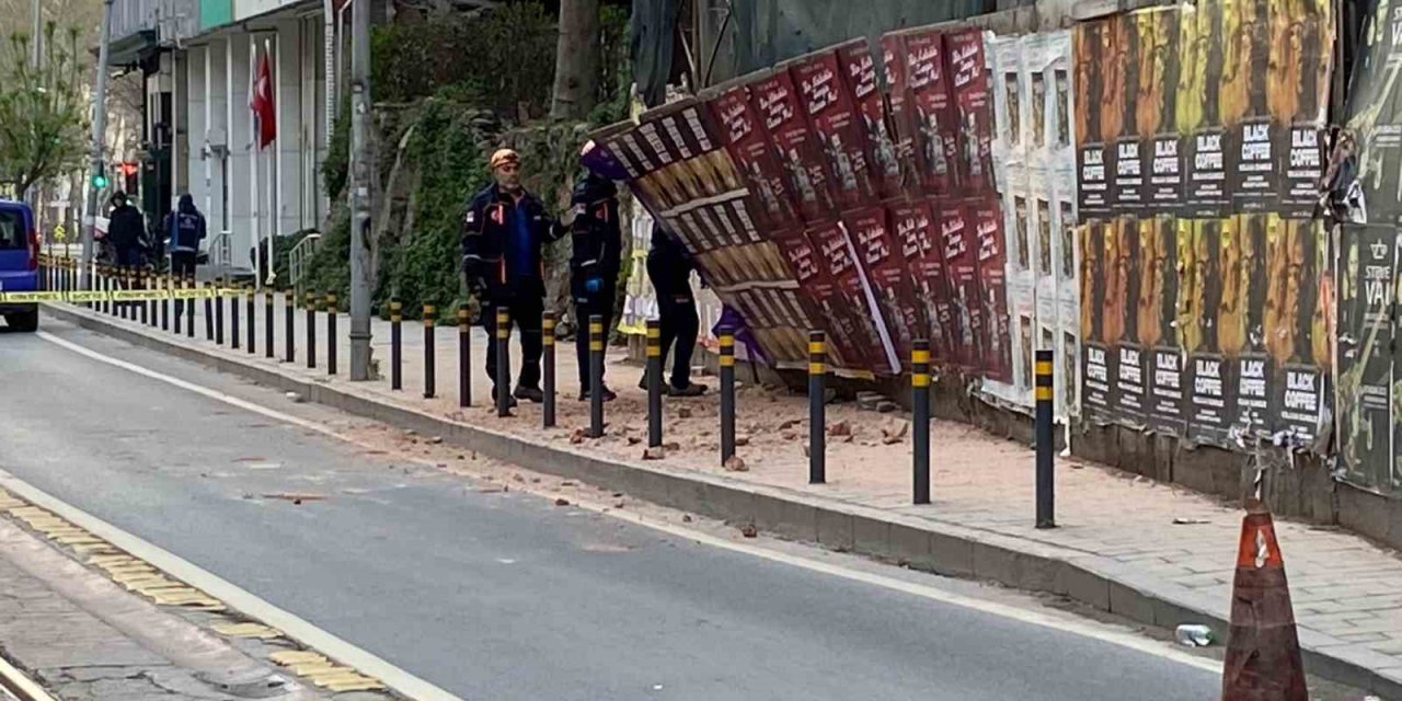 Beyoğlu’nda 5 katlı metruk binada kısmi çökme: Tramvay seferleri durduruldu
