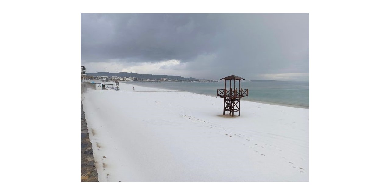 Kar yağmadı ama Çeşme beyaza büründü