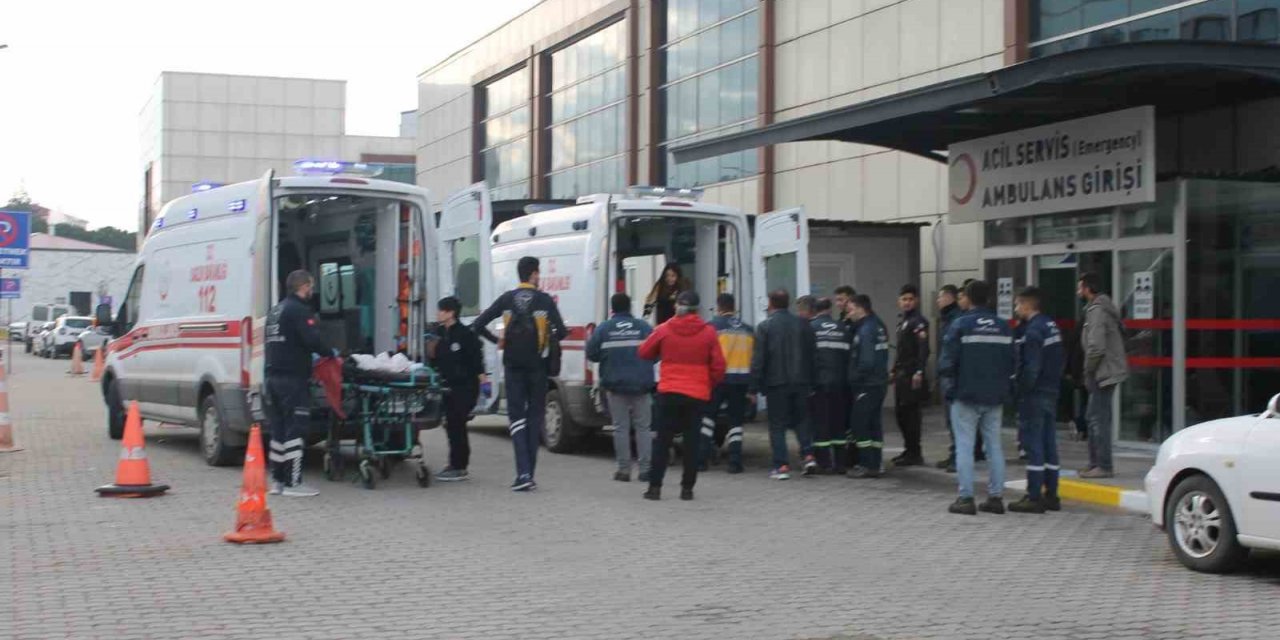 Biga’da fabrika işçilerini taşıyan otobüs devrildi: 17 işçi yaralandı