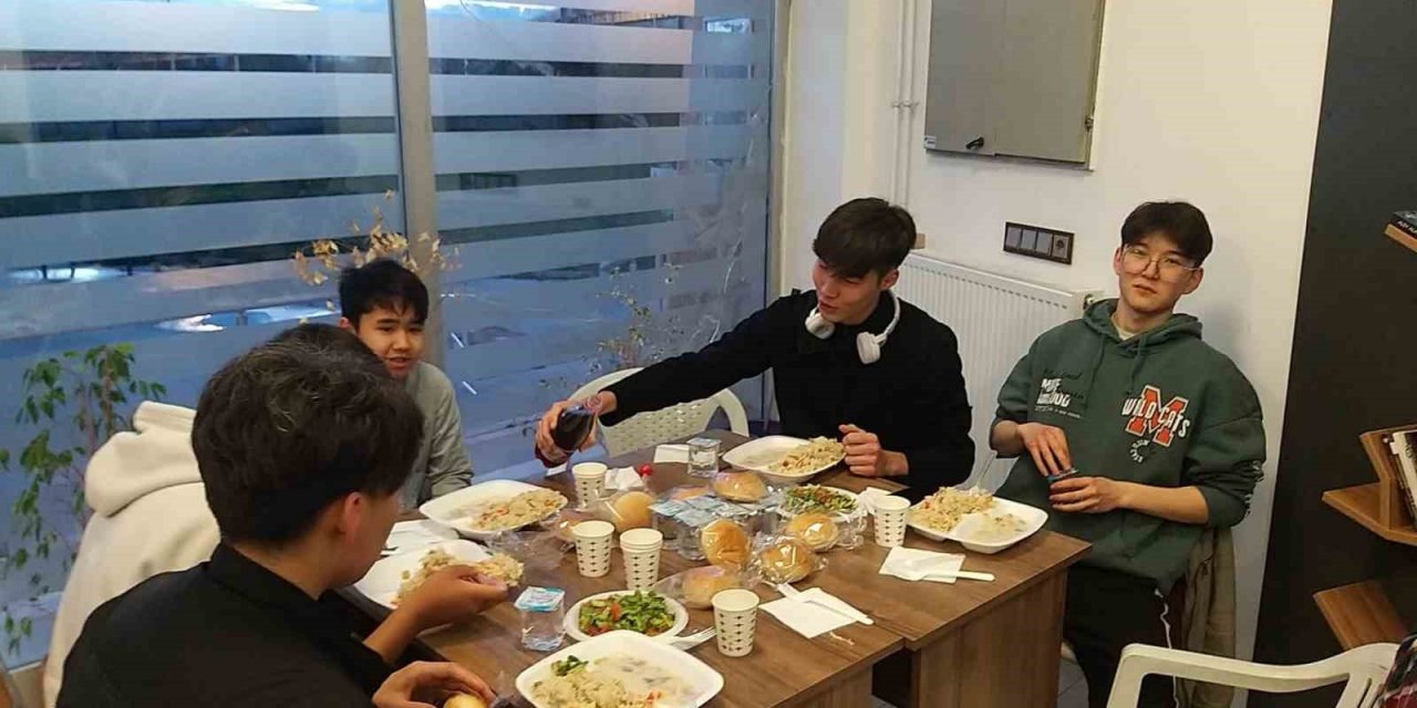 Yabancı uyruklu öğrenciler iftarda buluştu