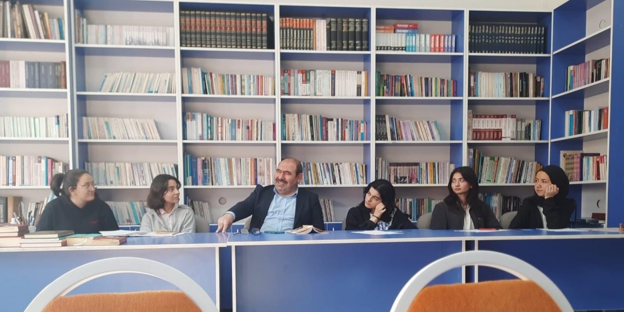 Kütahya Necip Fazıl Kısakürek Anadolu Lisesinde kitap söyleşisi