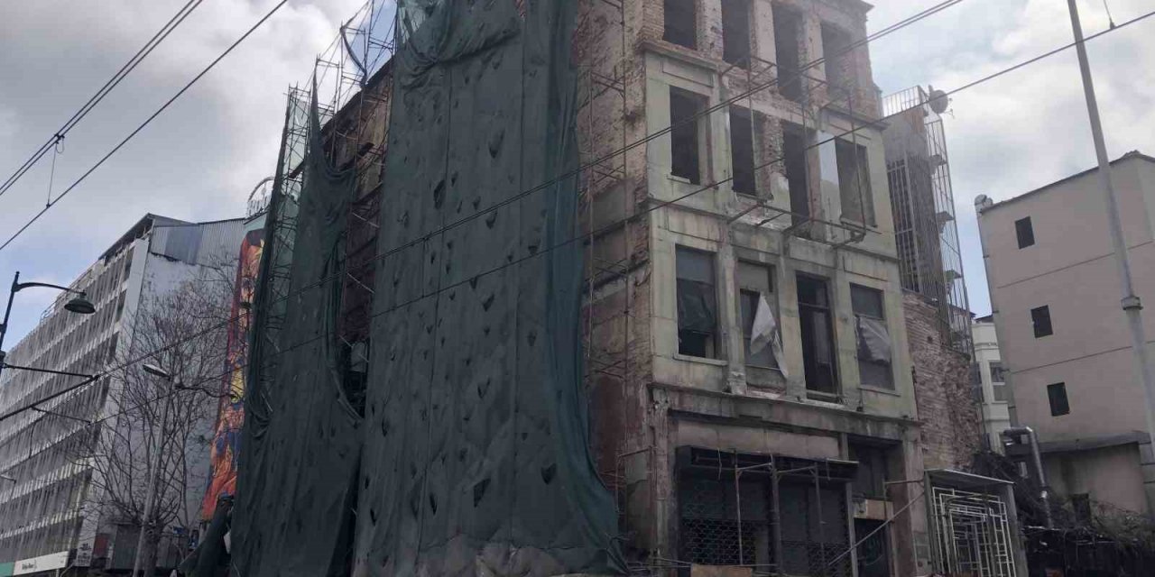 Beyoğlu’nda bir kısmı çöken 5 katlı metruk bina havadan görüntülendi