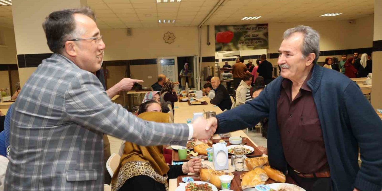 Başkan Savran, depremzedelerle iftar yaptı