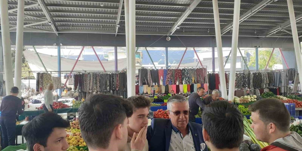 Başkan Topaloğlu’ndan pazar esnafının istek ve şikayetlerini dinledi