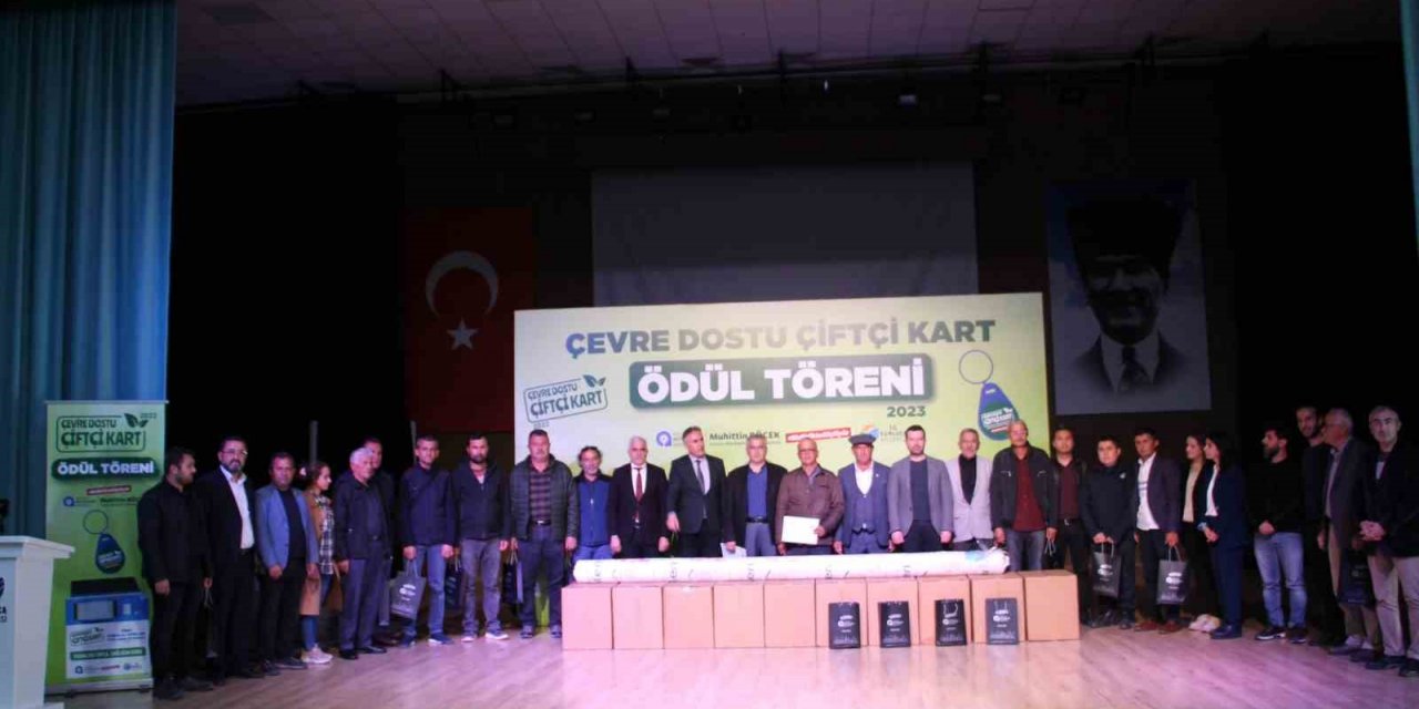 Akıllı otomatlara en çok ambalaj bırakanlara ödülleri verildi