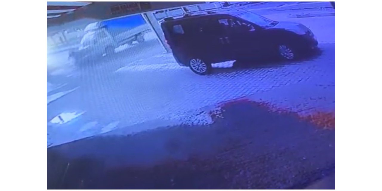 Motosiklet sürücüsünün savurulduğu anlar güvenlik kamerasında