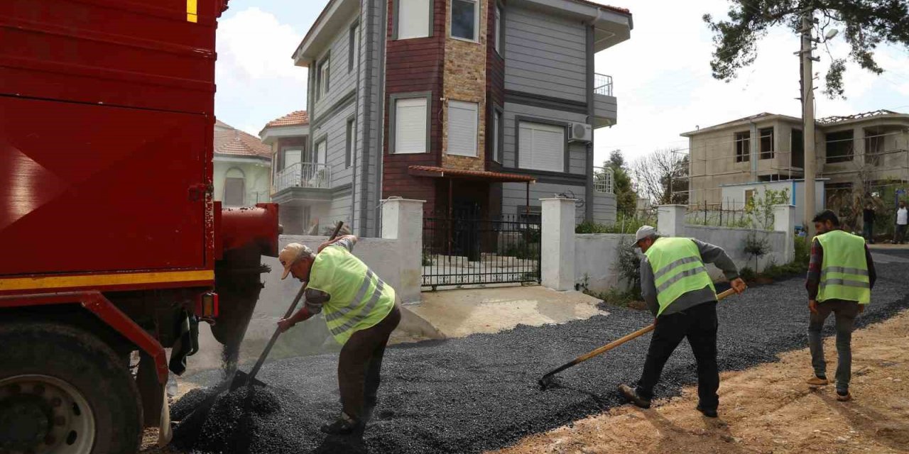 Döşemealtı’nda bozulan yollara müdahale