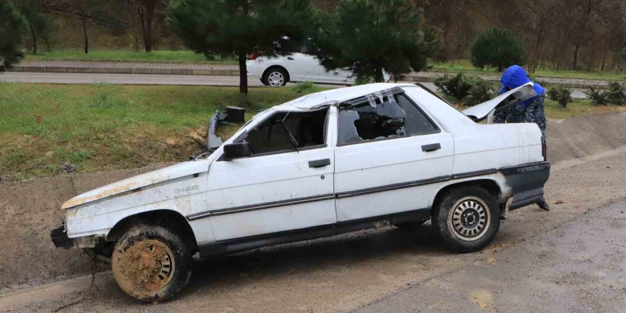 Takla atan otomobilden burnu bile kanamadan kurtuldu