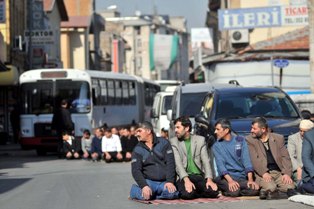 Konya'da cuma namazı