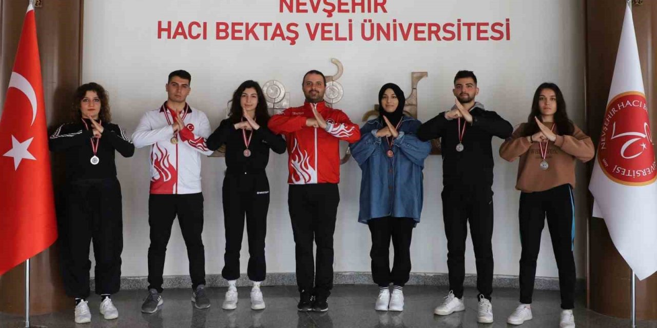 Rektör şampiyonları tebrik etti