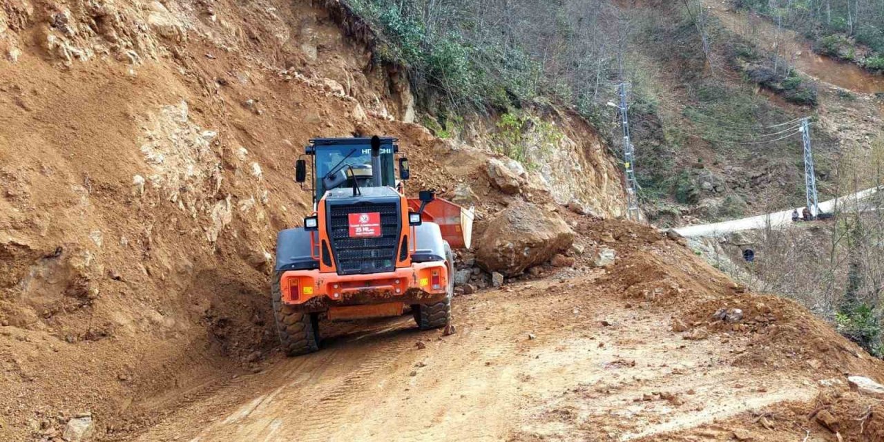 Heyelanın kapattığı yol yeniden ulaşıma açıldı