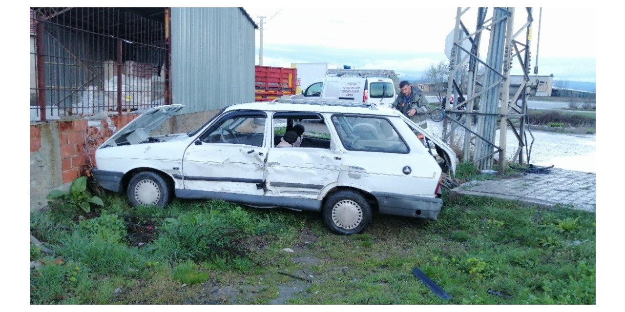 Otomobil ile kamyonet çarpıştı: 1 yaralı