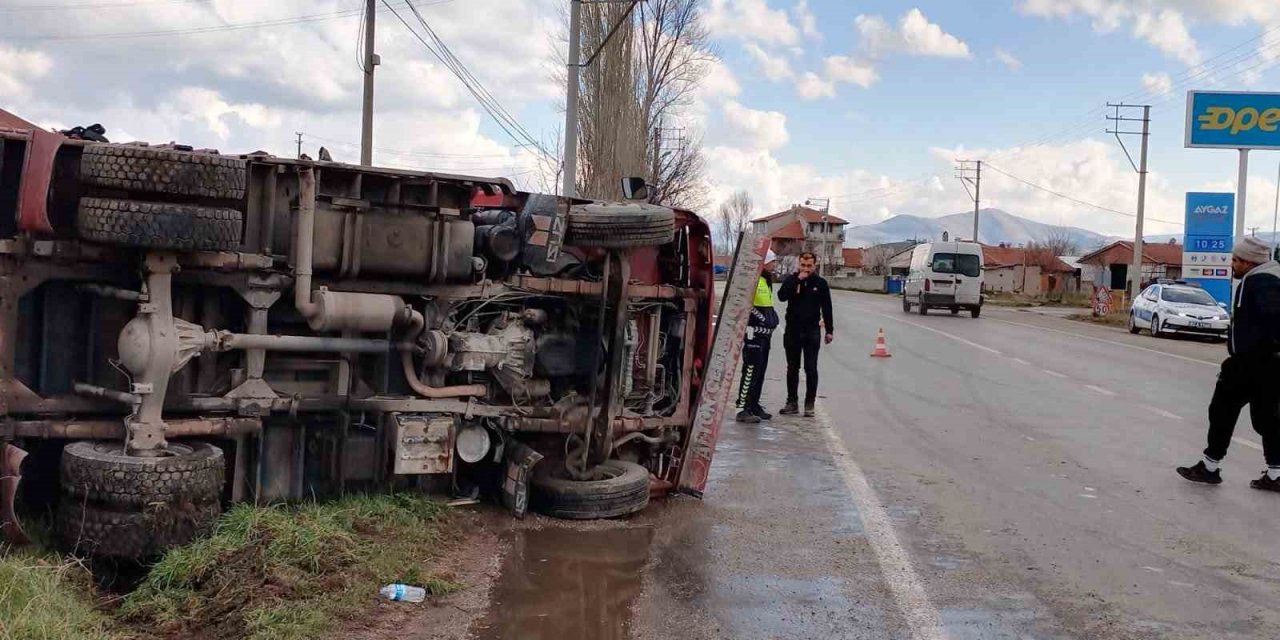 Kontrolden çıkarak devrilen kamyonetin sürücüsü yaralandı