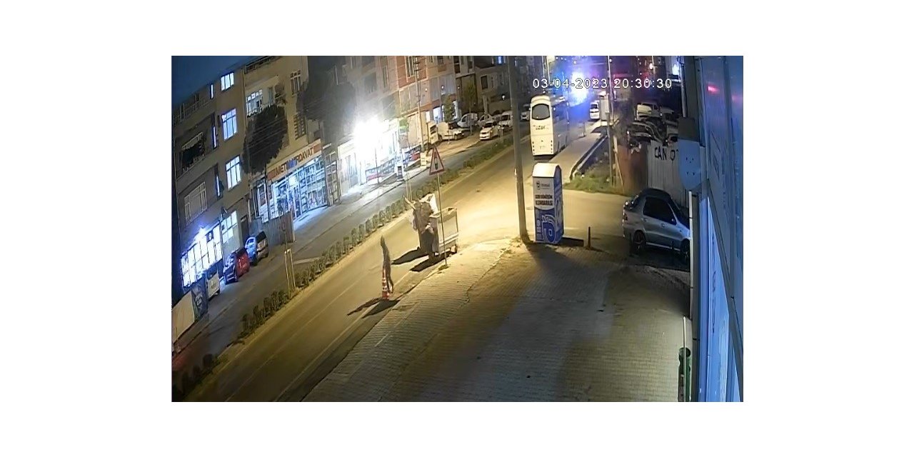 Çekçekli hırsız, dükkan önünden duba ile çöp kovasını çaldı