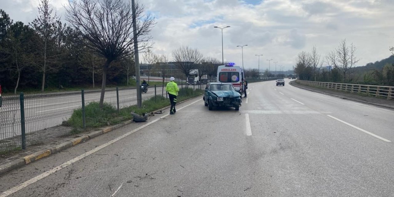 Refüje çarpan sürücü yaralandı