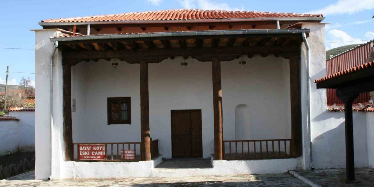 Restore edilen tarihi cami rutubete yenik düşüyor