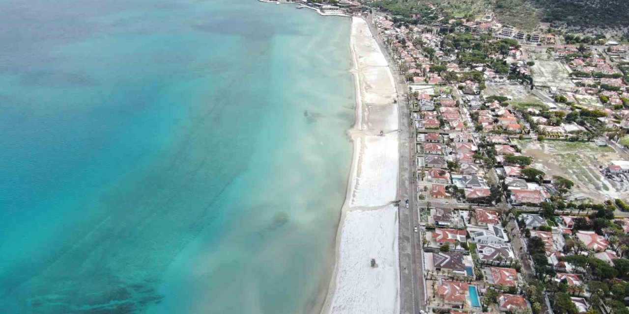 Ilıca Plajı beyaza büründü