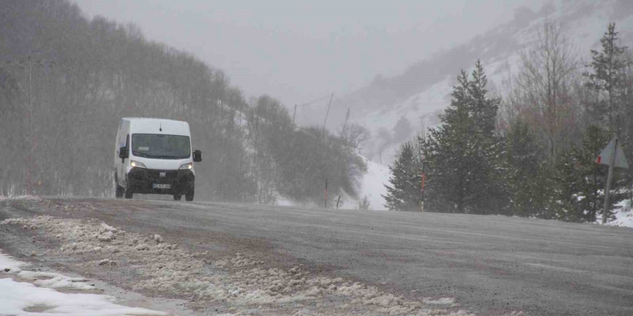 Nisan ayında yağan kar şaşırttı