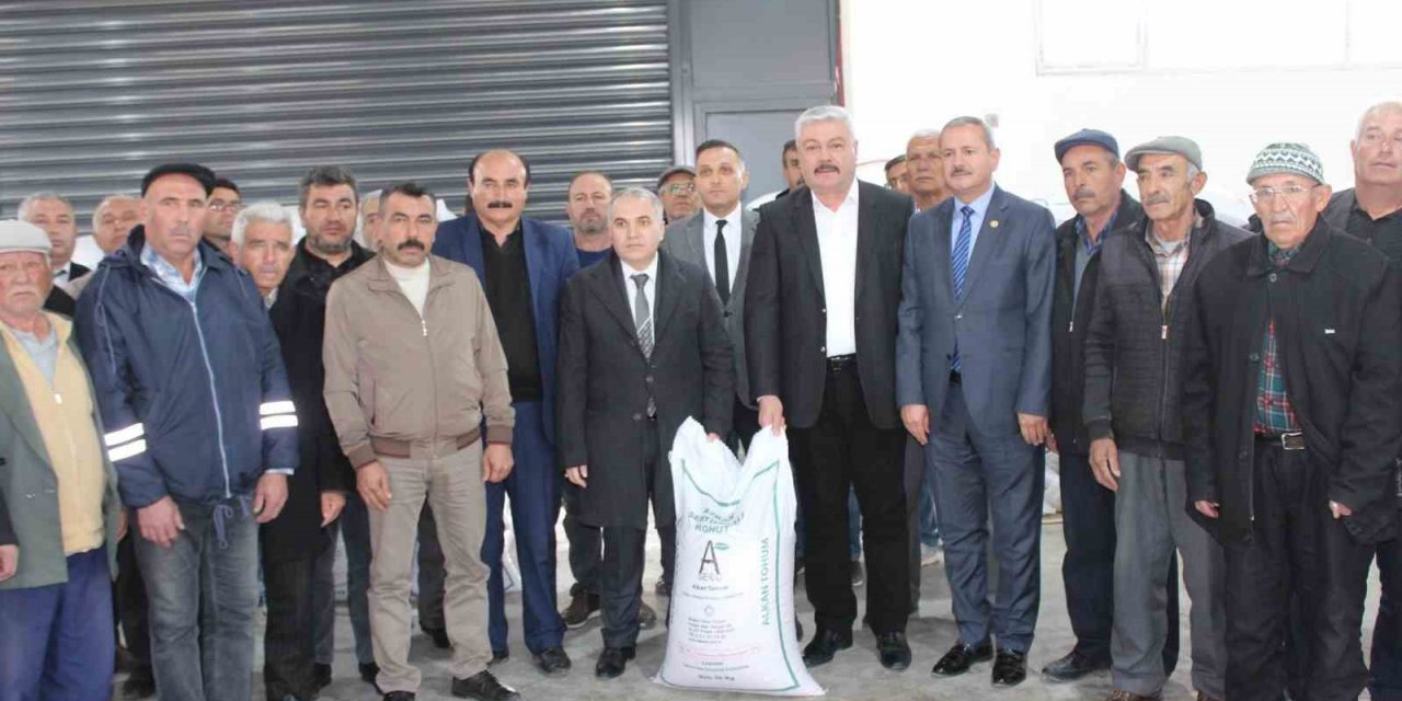 Dinar’da çiftçilere yüzde 75 destekli nohut tohumu dağıtıldı