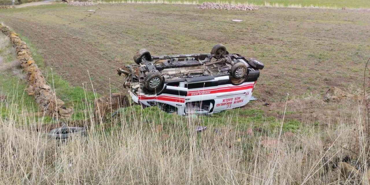 Kayseri’de ambulans takla attı: 3 yaralı
