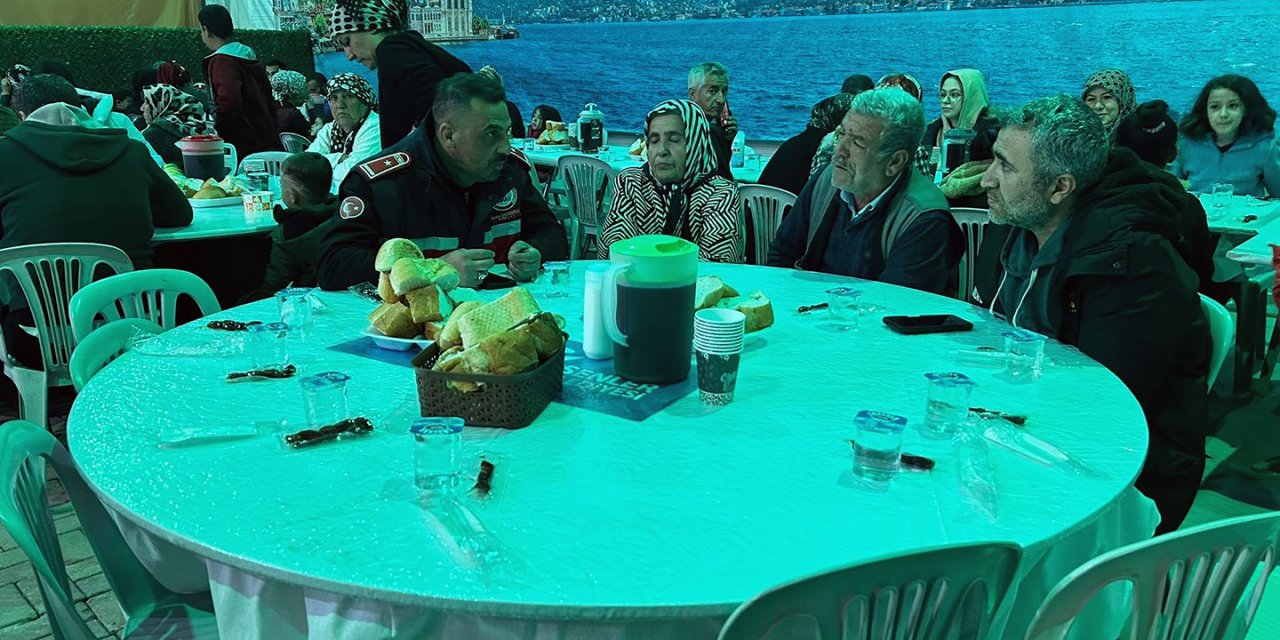 ESKAT, kurtardığı depremzedelerle iftar yaptı