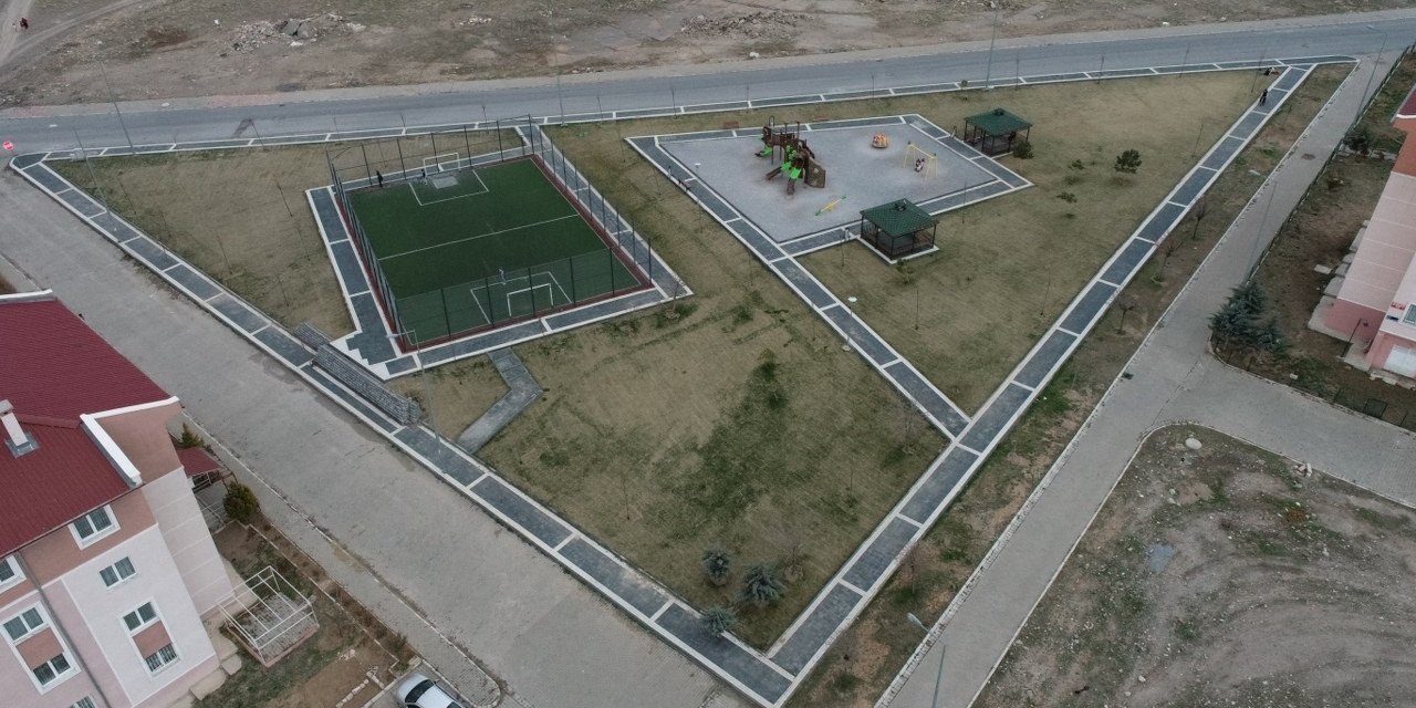 Genç dostu Melikgazi, sporsever gençlere 7 adet futbol sahası yaptı