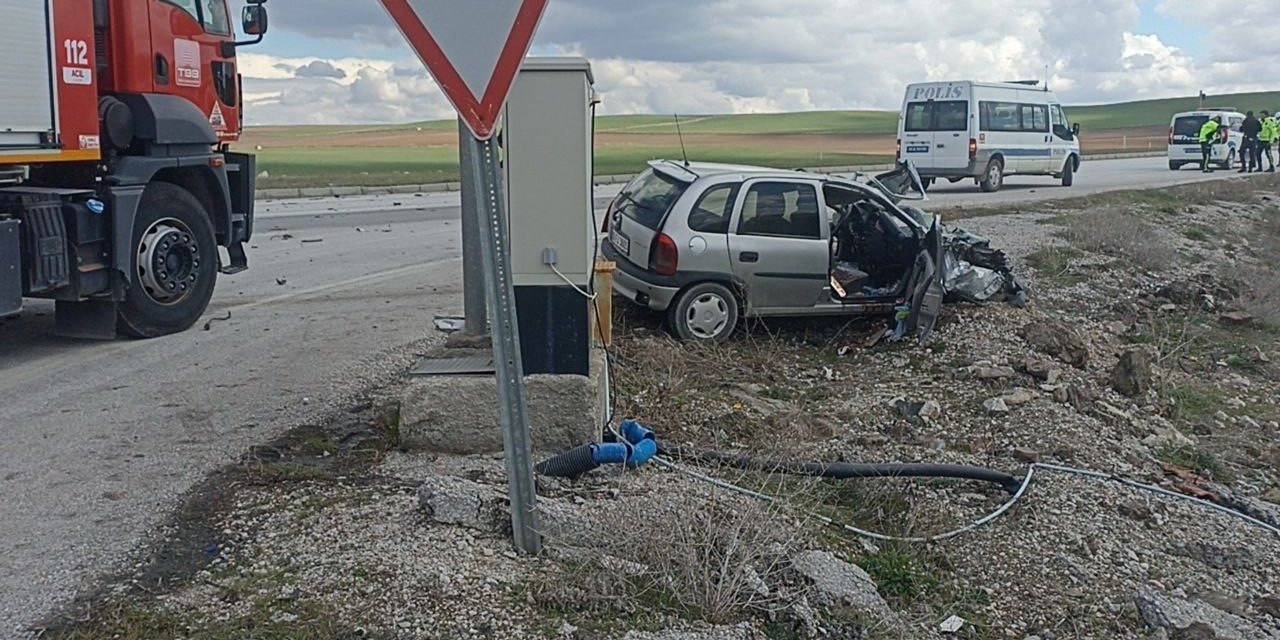 Hurdaya dönen otomobilden sağ çıktılar