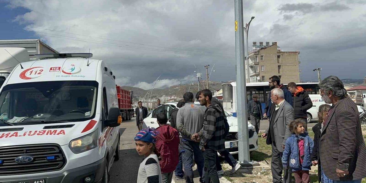 Elazığ’da trafik kazası: 3 yaralı