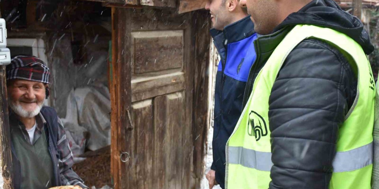 İlçede kurulan aşevinde ocaklar her gün ihtiyaç sahibi aileler ve depremzedeler için yanıyor