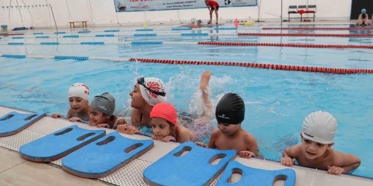 Çınar Çocuk Evi’nin minikleri yüzme derslerine başladı