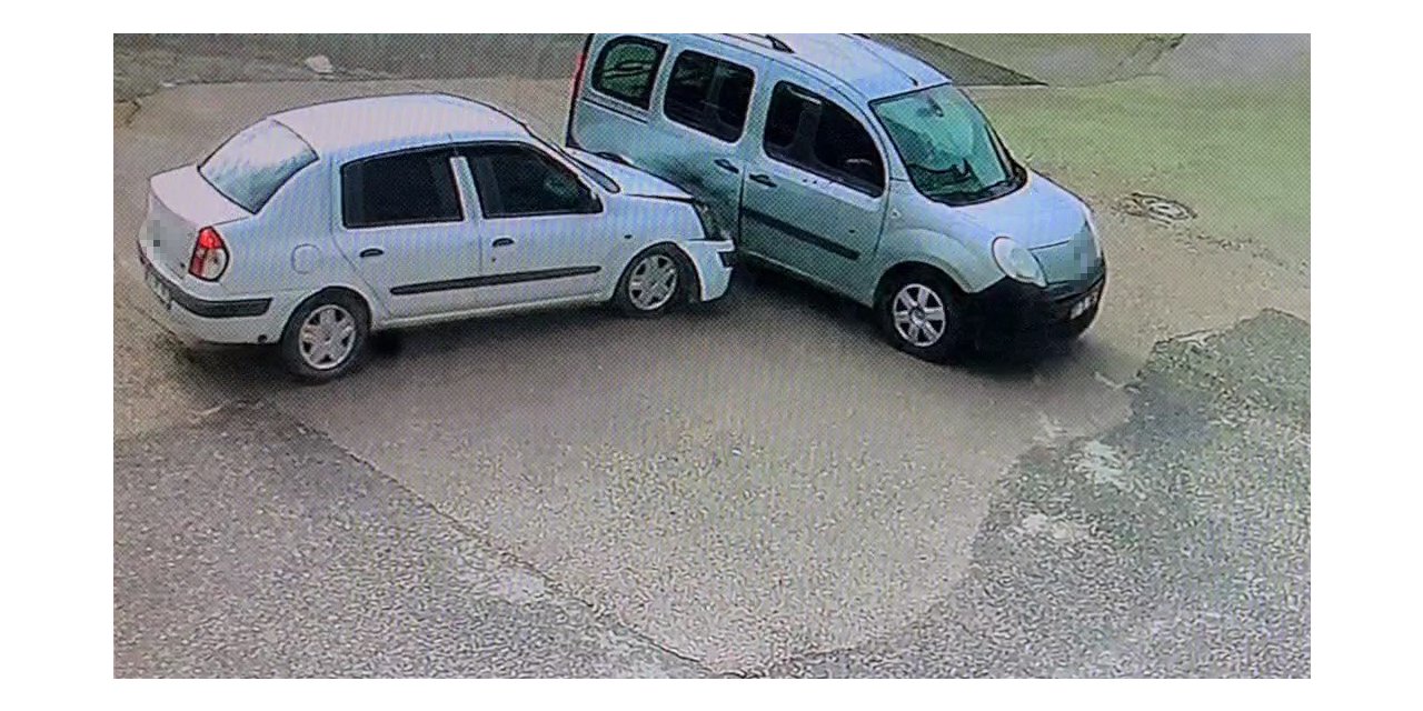 Otomobilin yan yattığı kaza anı kameraya yansıdı