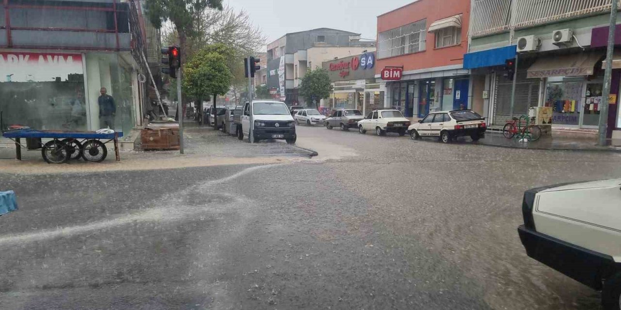 Şiddetli yağmur hayatı olumsuz etkiledi