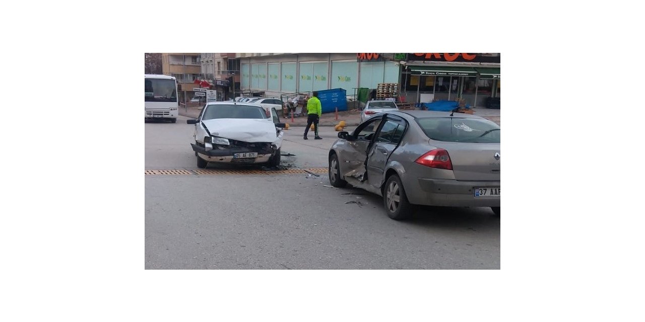 İki otomobil çarpıştı: 2 yaralı