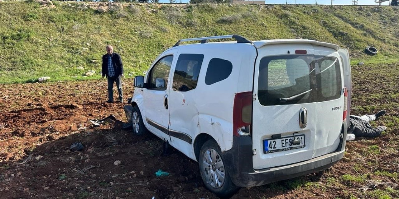Midyat’ta ticari araç tarlaya uçtu: 2 yaralı